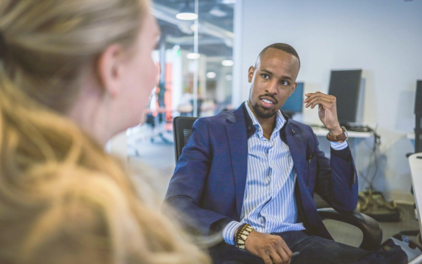 Groupe d'investisseurs collaborant lors d'une session d'apprentissage
